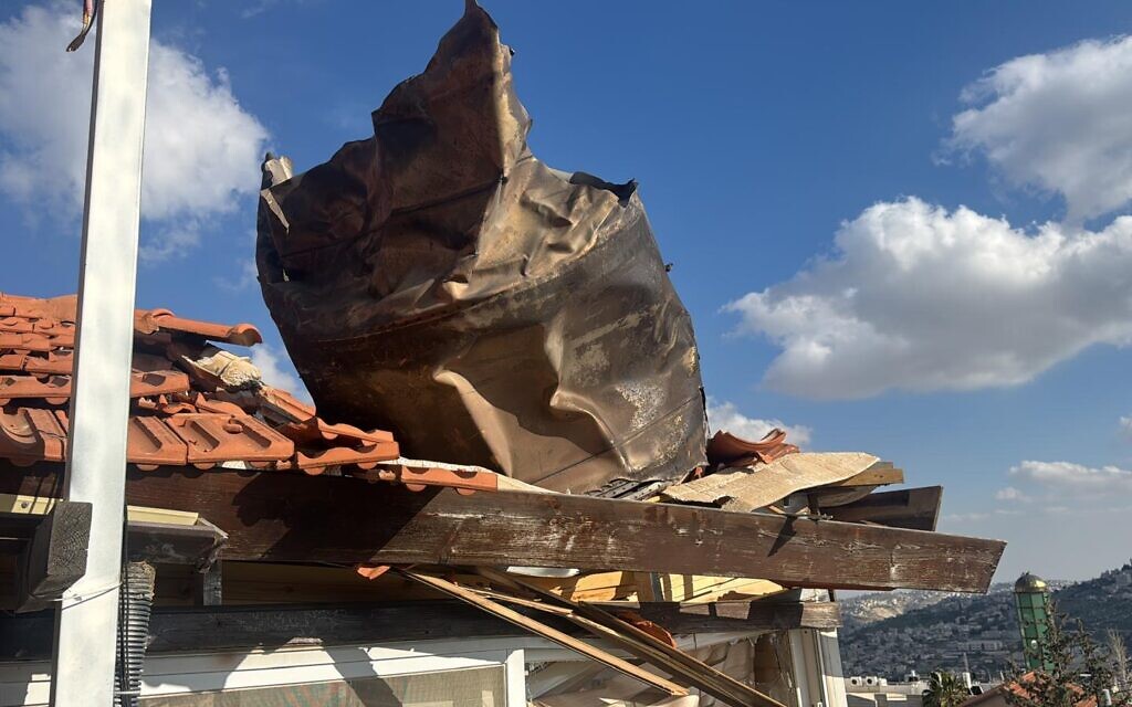 Un fragment de missile à Jérusalem, à la suite d'une attaque iranienne, le 16 mars 2026. (Crédit : Service d'incendie et de secours)