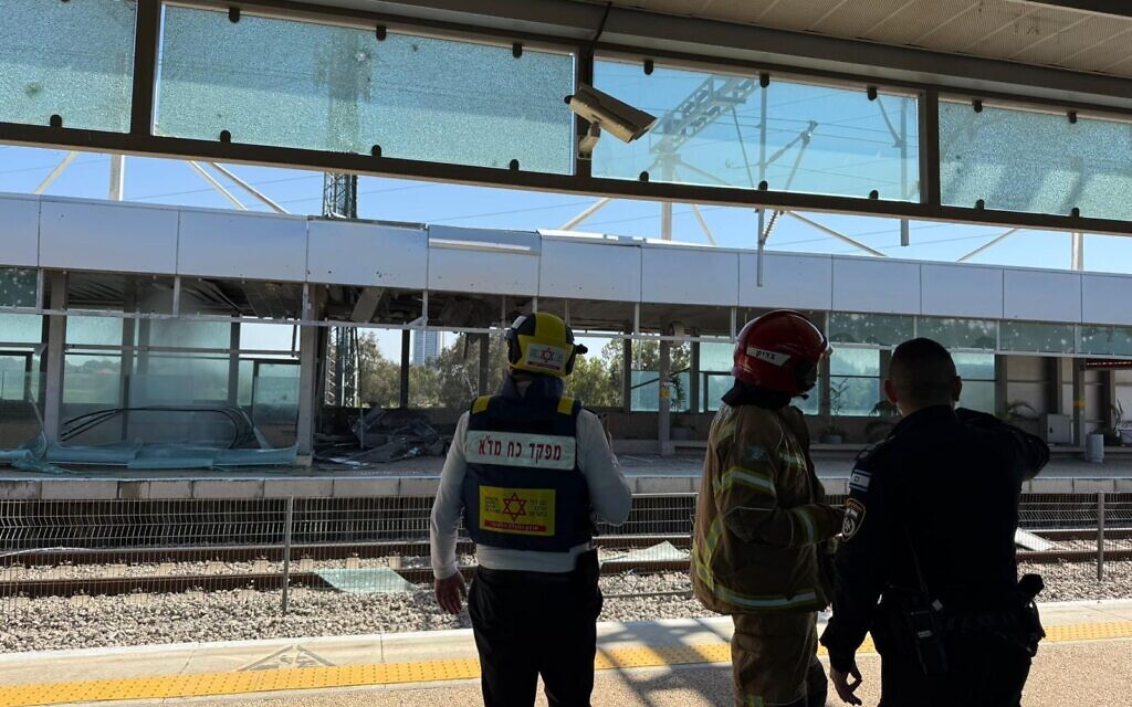 Les services de secours inspectent le lieu d'impact après une attaque à la roquette iranienne contre une gare ferroviaire dans le centre d'Israël, le 17 mars 2026. (Crédit : MDA)