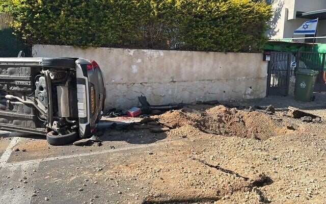 Lieu d'impact, à Rishon Lezion à la suite d'une attaque de missiles iraniens, le 17 mars 2026. (Crédit : MDA)