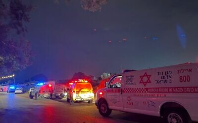 Des secouristes arrivant sur les lieux d'une fusillade meurtrière qui a coûté la vie à une femme, à Lod, le 19 mars 2026. (Crédit :  Magen David Adom)