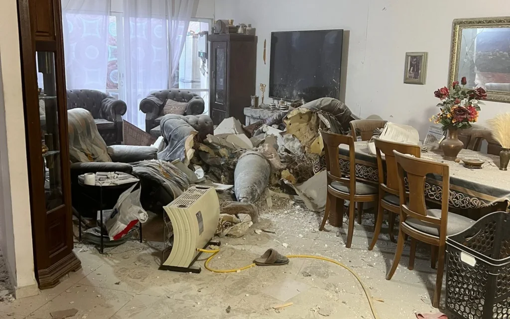 Les dégâts causés par une attaque à la roquette sur une maison à Rehovot le 20 mars 2026. (Crédit: Porte-parole du MDA)