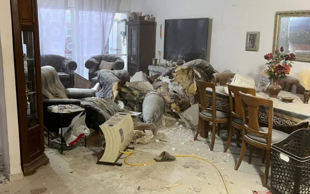 Les dégâts causés par une attaque à la roquette sur une maison à Rehovot le 20 mars 2026. (Crédit: Porte-parole du MDA)