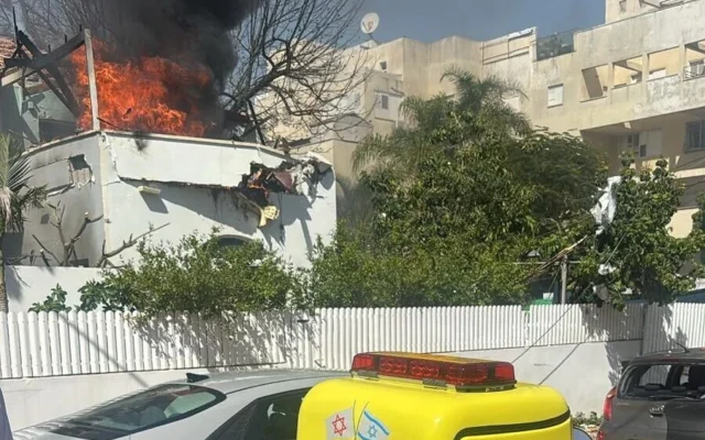 Une habitation en feu à Rehovot après avoir été touchée par ce qui semble être une bombe à sous-munitions provenant d'un missile iranien, le 20 mars 2026 (Crédit : Magen David Adom)