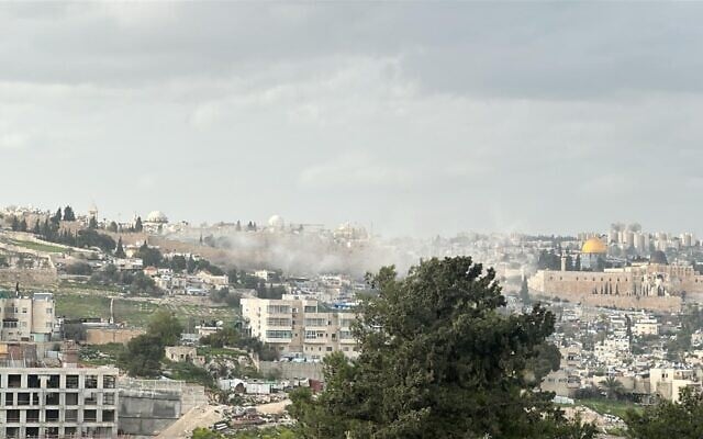 De la fumée s'élève dans la Vieille Ville de Jérusalem à la suite d'une attaque au missile balistique iranien, le 20 mars 2026. (Crédit : Service d'incendie et de secours)