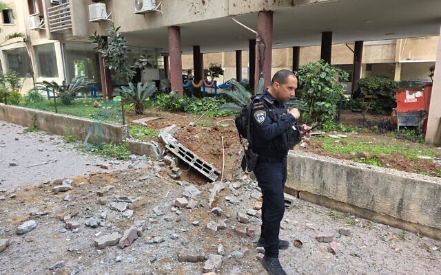 Dégâts causés par une arme à sous-munitions tirée par un missile balistique iranien, à Rishon LeZion, le 21 mars 2026. (Crédit : Police israélienne)