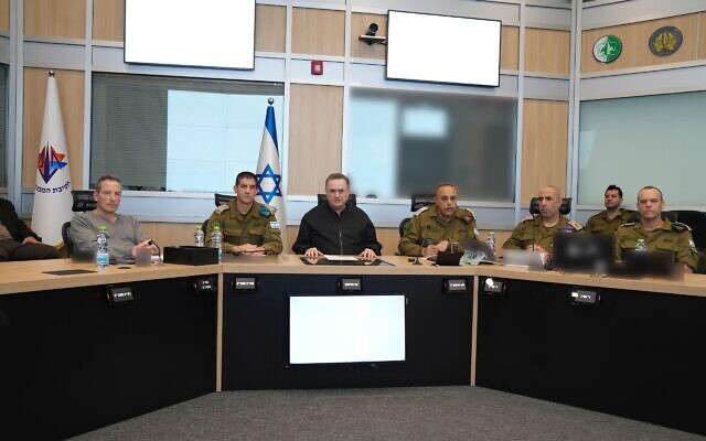 Le ministre de la Défense, Israel Katz (au centre), avec des hauts responsables militaires au centre de commandement souterrain de l'armée israélienne, au quartier général de Tsahal, à Tel Aviv, le 21 mars 2026. (Crédit : Ariel Hermoni/Ministère de la Défense)
