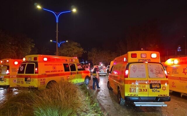 Les secouristes intervenant dans un immeuble de la ville d'Arad, dans le sud du pays, endommagé par un missile balistique iranien, le 21 mars 2026. (Crédit : Magen David Adom)