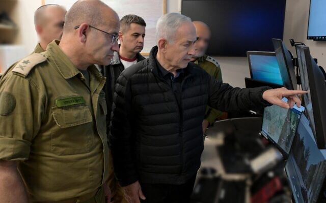 Le Premier ministre Benjamin Netanyahu est informé des frappes de missiles iraniens tard dans la soirée du 21 mars 2026. (Crédit : Avi Ohayon/Bureau de la presse gouvernementale)