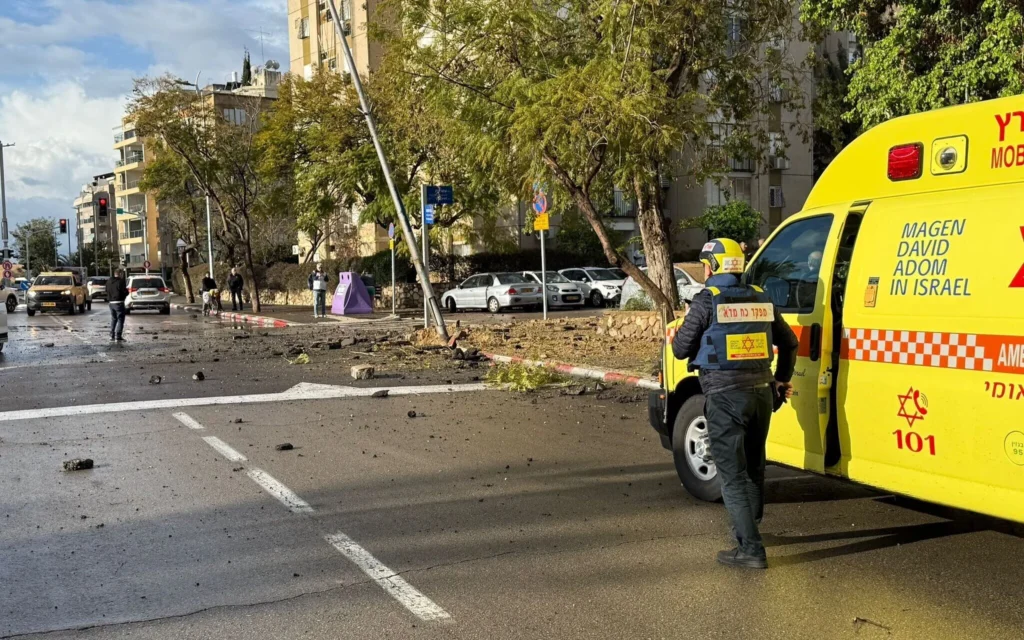 Dégâts visibles dans une ville du centre du pays suite à une attaque de missile balistique iranien, le 22 mars 2026. (Crédit : Magen David Adom)