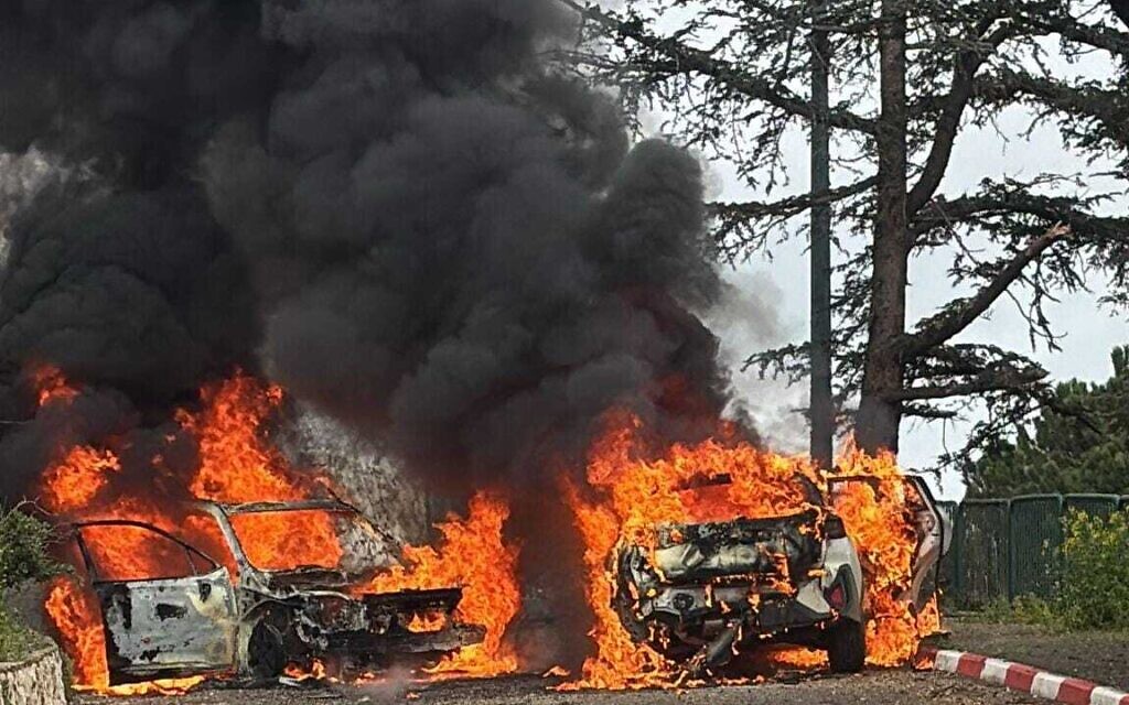 Une voiture brûle après une attaque de missile antichar du Hezbollah dans la localité de Misgav Am, au nord du pays, le 22 mars 2026. (MDA)