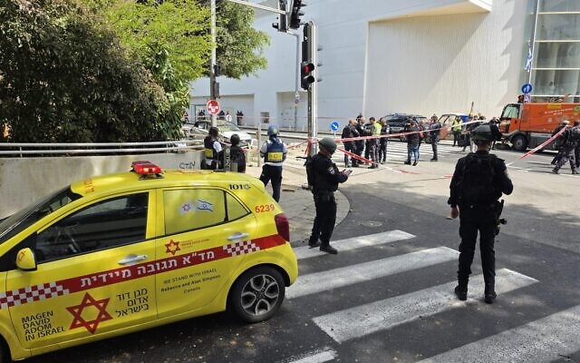 Le site d'une attaque à la bombe à fragmentation, à Tel Aviv, le 22 mars 2026. (Crédit : Magen David Adom)