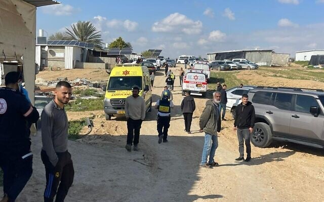Les services de secours sur les lieux où un fragment de missile a frappé un mobil-home, blessant quatre personnes, dans une communauté bédouine non reconnue du Néguev, le 24 mars 2026 (MDA)