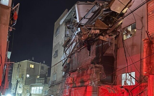 Dégâts causés à un bâtiment par l'impact d'une munition à fragmentation iranienne, à Bnei Brak, le 24 mars 2026. (Crédit : Armée israélienne)