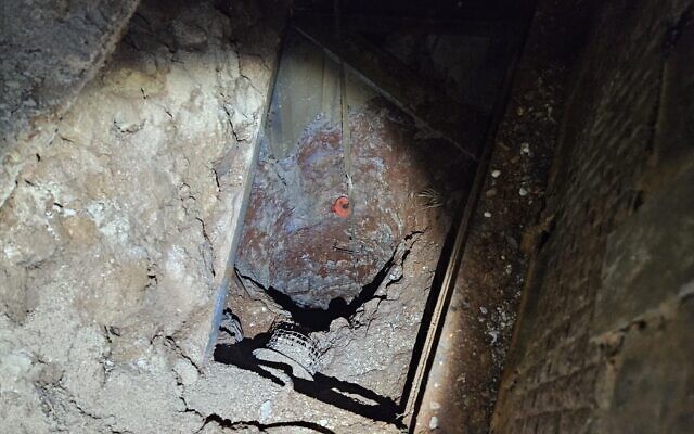 Un tunnel situé dans la maison d'un terroriste du Hamas accusé d'avoir planifié un enlèvement, dans la ville de Beita, en Cisjordanie, sur une photo diffusée le 25 mars 2026. (Crédit : Police israélienne) Un tunnel situé dans la maison d'un terroriste du Hamas accusé d'avoir planifié un enlèvement, dans la ville de Beita, en Cisjordanie, sur une photo diffusée le 25 mars 2026. (Crédit : Police israélienne)