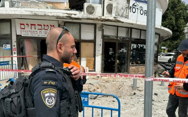 Le site de l'impact d'un missile iranien à Tel Aviv, le 26 mars 2026. (Crédit : Police israélienne)