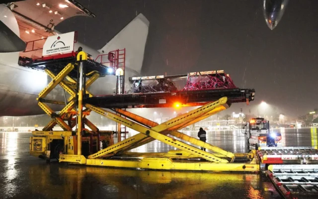 Du matériel militaire arrivant à l'aéroport Ben Gourion en Israël le 26 mars 2026. (Crédit: Ministère de la Défense)