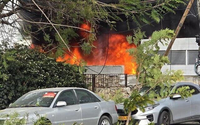 Les lieux d'une attaque à la roquette du groupe terroriste chiite libanais du Hezbollah, à Nahariya, le 26 mars 2026. (Crédit : Magen David Adom)