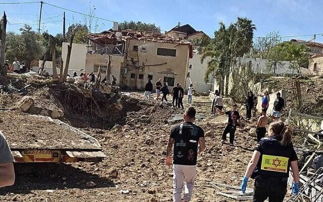 Le site de l'impact d'un missile balistique iranien, à Eshtaol, le 28 mars 2026. (Crédit :  Magen David Adom)