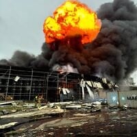 Les pompiers s'efforçant d'éteindre un incendie provoqué par un missile iranien dans la zone industrielle de Neot Hovav, près de Beer Sheva, le 29 mars 2026. (Crédit : Services d'incendie et de secours)