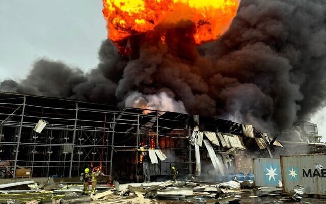 Les pompiers s'efforçant d'éteindre un incendie provoqué par un missile iranien dans la zone industrielle de Neot Hovav, près de Beer Sheva, le 29 mars 2026. (Crédit : Services d'incendie et de secours)