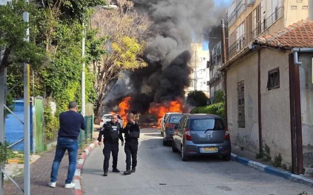 Des voitures en feu après l’impact d’une roquette iranienne dans le centre d’Israël, le 31 mars 2026 (Crédit: United Hatzalah)