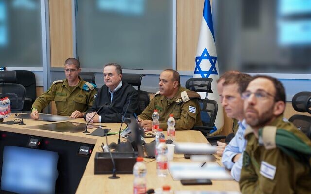 Le ministre de la Défense, Israel Katz, procède à une évaluation de la situation avec les hauts responsables de l'armée israélienne, le 31 mars 2026 (Crédit: ministère de la Défense)