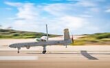 Un drone Hermes 450 atterrissant lors d'un exercice surprise, « Galilee Rose », en février 2021. (Crédit : Armée israélienne)
