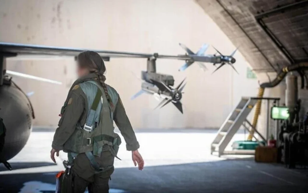Une pilote de l’armée de l’air israélienne avant des frappes en Iran, sur une photo publiée par l’armée le 2 mars 2026. (Crédit : Armée israélienne)