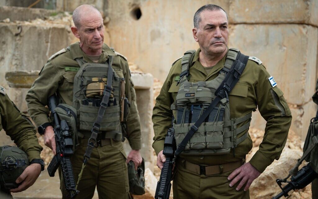 Le chef d'état-major de l'armée israélienne, le lieutenant-général Eyal Zamir (à droite), et le chef du commandement nord, le major-général Rafi Milo, sont photographiés à la frontière nord, le 2 mars 2026. (Crédit : Armée israélienne) Le chef d'état-major de l'armée israélienne, le lieutenant-général Eyal Zamir (à droite), et le chef du commandement nord, le major-général Rafi Milo, sont photographiés à la frontière nord, le 2 mars 2026. (Crédit : Armée israélienne)