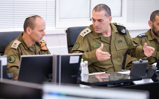 Le chef d'état-major de l'armée israélienne, le lieutenant-général Eyal Zamir (à droite), et le chef du Commandement du front intérieur, le major-général Shai Klapper, lors d'une évaluation, le 8 mars 2026. (Crédit : Armée israélienne) Le chef d'état-major de l'armée israélienne, le lieutenant-général Eyal Zamir (à droite), et le chef du Commandement du front intérieur, le major-général Shai Klapper, lors d'une évaluation, le 8 mars 2026. (Crédit : Armée israélienne)