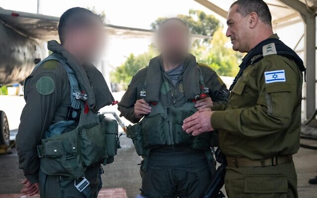 Le chef d'état-major de l'armée israélienne, le lieutenant-général Eyal Zamir (non flouté), s'adressant aux pilotes de l'armée de l'air israélienne, à la base aérienne de Tel Nof, le 10 mars 2026. (Crédit : Armée israélienne)