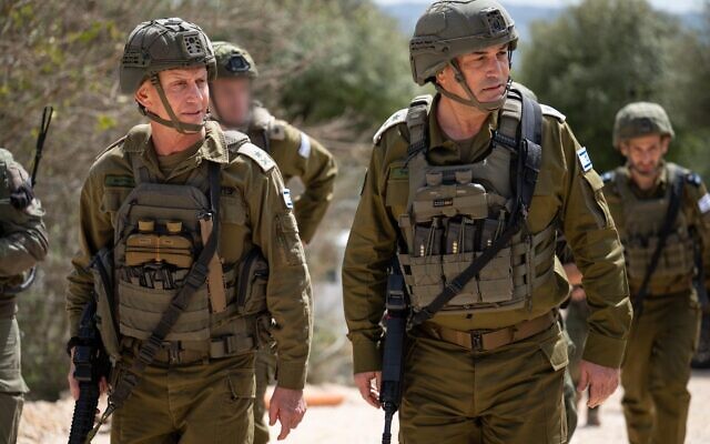 Le chef d'état-major de l'armée israélienne, le lieutenant-général Eyal Zamir (à droite), et le commandant du Commandement du Nord, dans le nord d'Israël, le 16 mars 2026. (Crédit : Armée israélienne)