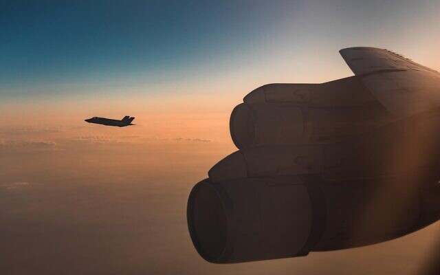 Un avion de chasse F-35I de l'armée de l'air israélienne en route vers l'Iran pour mener des frappes, sur une photo publiée le 19 mars 2026. (Crédit : Tsahal)