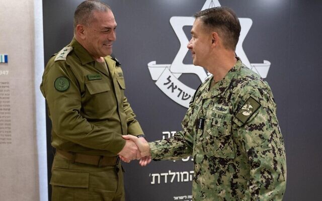 Le chef d'état-major de l'armée israélienne, le lieutenant-général Eyal Zamir, rencontre le commandant du CENTCOM, l'amiral Brad Cooper, au quartier général de l'armée israélienne àTel Aviv, le 29 mars 2026. (Crédit : Armée israélienne)