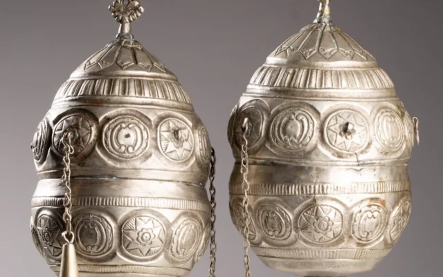 Une paire de fleurons, qui ornaient les rouleaux en bois d’un rouleau de la Torah, fait partie des objets restitués à la Grèce. (Crédit : Jewish Historical Institute in Warsaw) Une paire de fleurons, qui ornaient les rouleaux en bois d’un rouleau de la Torah, fait partie des objets restitués à la Grèce. (Crédit : Jewish Historical Institute in Warsaw)