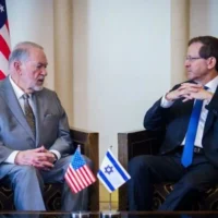 Illustration : L’ambassadeur américain en Israël, Mike Huckabee (à gauche), avec le président Isaac Herzog évoque l’opération conjointe en Iran, le 6 mars 2026. (Shalev Shalom/GPO)