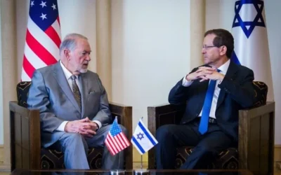 Illustration : L’ambassadeur américain en Israël, Mike Huckabee (à gauche), avec le président Isaac Herzog évoque l’opération conjointe en Iran, le 6 mars 2026. (Shalev Shalom/GPO)