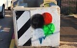 Graffiti représentant les couleurs du drapeau palestinien, peint à la bombe sur une étoile de David et une carte d’Israël, à un arrêt de bus en Cisjordanie, le 2 mars 2026. (Crédit : Police israélienne)