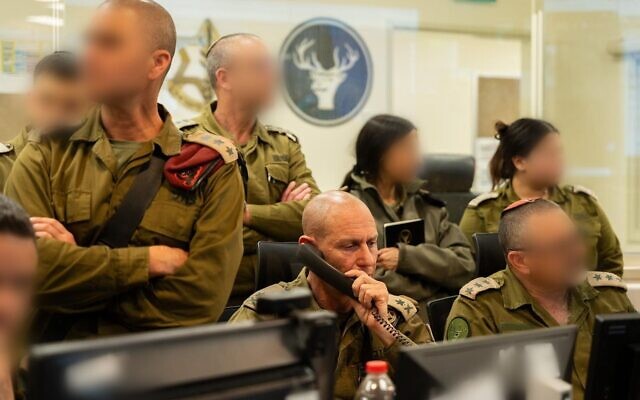 Le chef du Commandement du Nord de l'armée israélienne, le général de division Rafi Milo, au quartier général du Commandement du Nord, à Safed, tôt le matin du 2 mars 2026. (Crédit : Armée israélienne)