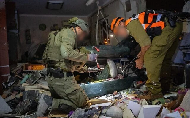 Les soldats de recherche et sauvetage du Commandement du Front Intérieur interviennent sur les lieux de l'impact d'une roquette à Kiryat Shmona, le 19 mars 2026. (Armée israélienne)