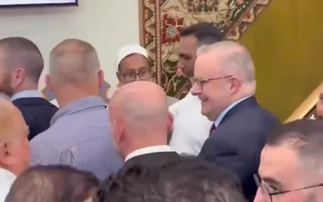 Le Premier ministre Anthony Albanese (à droite) rencontre des responsables locaux alors qu'il est chahuté par certains membres de la foule à la mosquée de Lakemba, dans l'ouest de Sydney, le 20 mars 2026 (Capture d'écran/Sydney Morning Herald)
