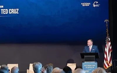 Le sénateur américain Ted Cruz, du Texas, s'exprime lors du symposium sur l'antisémitisme organisé par la Coalition juive républicaine et le National Review, à Washington, DC, le 10 mars 2026. (Crédit : Joseph Strauss via JTA)