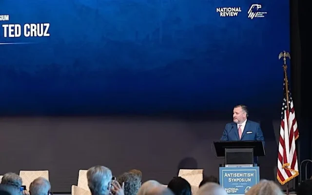 Le sénateur américain Ted Cruz, du Texas, s'exprime lors du symposium sur l'antisémitisme organisé par la Coalition juive républicaine et le National Review, à Washington, DC, le 10 mars 2026. (Crédit : Joseph Strauss via JTA)