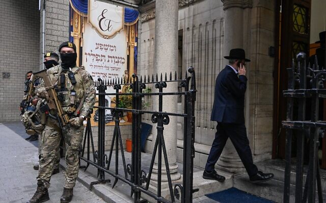 Des militaires belges montant la garde devant une synagogue dans le centre d’Anvers dans le cadre des mesures de sécurité renforcées mises en place par la Belgique dans les écoles juives et les synagogues, le 23 mars 2026. (Crédit : John Thys/AFP) Des militaires belges montant la garde devant une synagogue dans le centre d’Anvers dans le cadre des mesures de sécurité renforcées mises en place par la Belgique dans les écoles juives et les synagogues, le 23 mars 2026. (Crédit : John Thys/AFP)
