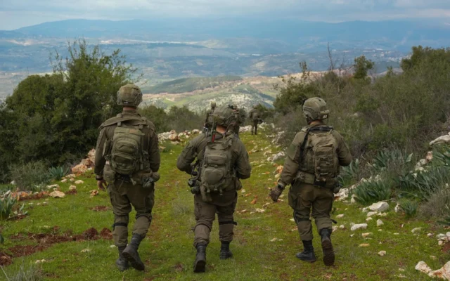 Photo d'illustration : Les soldats de la 810e brigade régionale des Montagnes du côté libanais du mont Dov, dans le sud du Liban, sur une photo diffusée par l'armée le 5 mars 2026. (Crédit : Tsahal)