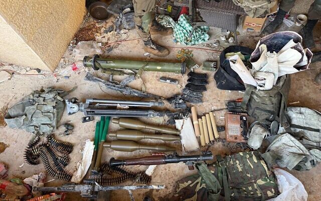 Armes saisies par les troupes de l'armée israélienne dans le sud du Liban, sur une photo de presse publiée le 22 mars 2026. (Crédit : Armée israélienne)