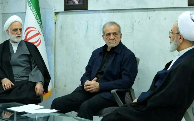 Le président iranien Masoud Pezeshkian, Gholam-Hossein Mohseni-Eje'i, chef du pouvoir judiciaire, et Alireza Arafi, vice-président de l'Assemblée des experts, assistent à la réunion du conseil de direction intérimaire de l'Iran dans un lieu inconnu, le 1er mars 2026. (Crédit : IRIB/WANA)