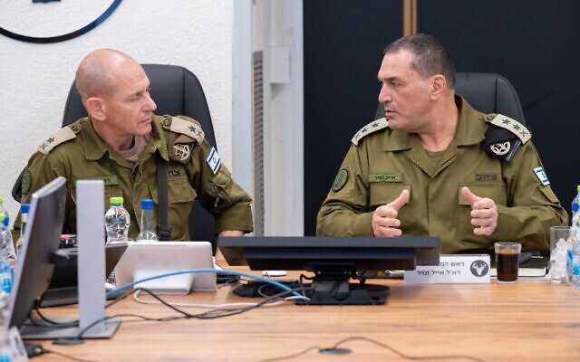 Le chef d'état-major de l'armée israélienne, le lieutenant-général Eyal Zamir (à gauche), s’entrenant avec le chef du Commandement du Nord, le major-général Rafi Milo, au quartier général du Commandement du Nord, à Safed, le 12 mars 2026. (Crédit : Armée israélienne)
