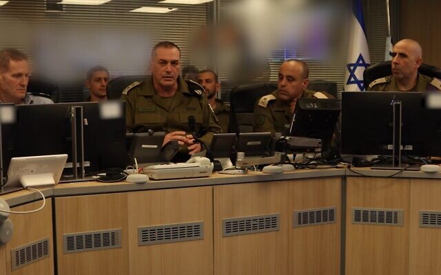 Le chef d'état-major de l'armée israélienne, le lieutenant-général Eyal Zamir (au centre), aux côtés du chef de l'armée de l'air israélienne, le major-général Tomer Bar (à gauche), du chef d'état-major adjoint, le major-général Tamir Yadai (2ᵉ à droite) et du chef du Directorat des Opérations, le major-général Itzik Cohen, lors d'une évaluation, aux quartiers généraux de l'armée de la Kirya, à Tel Aviv, le 1ᵉʳ mars 2026. (Crédit : Armée israélienne)