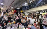 Des personnes font leurs courses dans une épicerie City Market de Holon, dans le sud de Tel Aviv, le 1er mars 2026. (Autorisation)